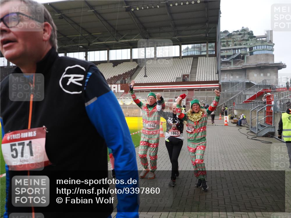 07.12.2025 - St. Pauli X-Mass-Run No. 15 Fabian Wolf http://msf.ph/oto/9397860 07.12.2025 10:47:35 Ziel 60, 78, 309, 522, 523, 1182, 1847, 1848, 1863, 2490, 2566, 2690, 3101, 3102, 3104, 3105, 3360, 4615, 4618, 4853, 4868, 4869 meine-sportfotos.de