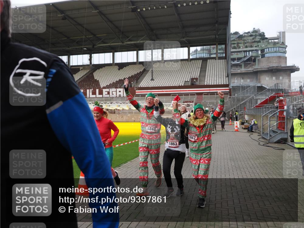 07.12.2025 - St. Pauli X-Mass-Run No. 15 Fabian Wolf http://msf.ph/oto/9397861 07.12.2025 10:47:36 Ziel 60, 78, 309, 522, 523, 1182, 1847, 1848, 1863, 2490, 2566, 2690, 3101, 3102, 3104, 3105, 3360, 4615, 4618, 4853, 4868, 4869 meine-sportfotos.de