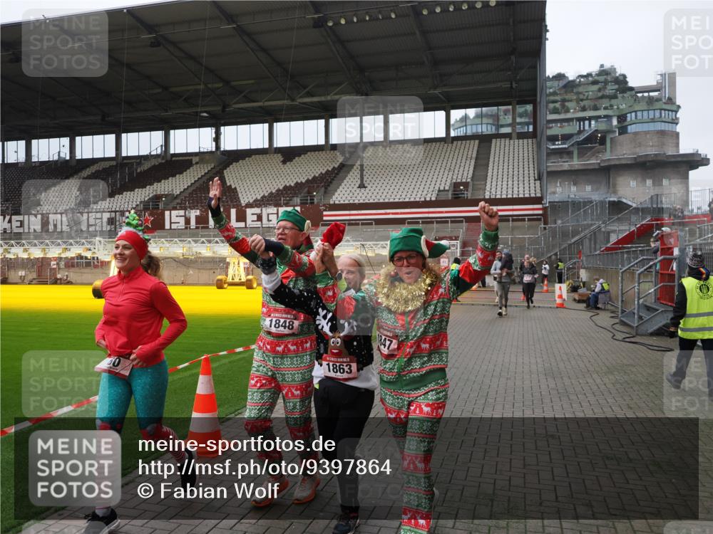 07.12.2025 - St. Pauli X-Mass-Run No. 15 Fabian Wolf http://msf.ph/oto/9397864 07.12.2025 10:47:36 Ziel 60, 78, 309, 522, 523, 1182, 1847, 1848, 1863, 2490, 2566, 2690, 3101, 3102, 3104, 3105, 3360, 4615, 4618, 4853, 4868, 4869 meine-sportfotos.de