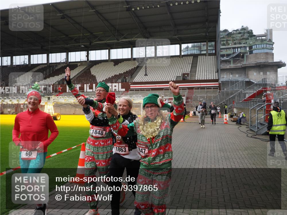 07.12.2025 - St. Pauli X-Mass-Run No. 15 Fabian Wolf http://msf.ph/oto/9397865 07.12.2025 10:47:36 Ziel 60, 78, 309, 522, 523, 1182, 1847, 1848, 1863, 2490, 2566, 2690, 3101, 3102, 3104, 3105, 3360, 4615, 4618, 4853, 4868, 4869 meine-sportfotos.de