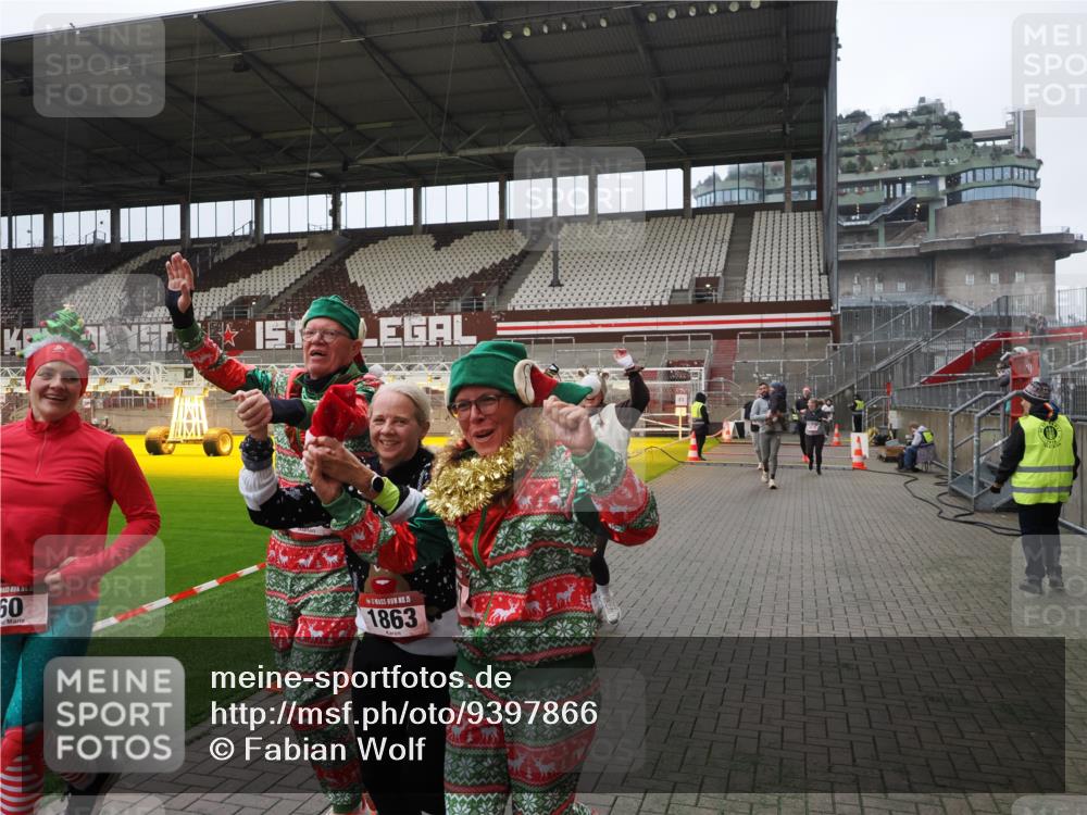 07.12.2025 - St. Pauli X-Mass-Run No. 15 Fabian Wolf http://msf.ph/oto/9397866 07.12.2025 10:47:37 Ziel 60, 78, 309, 522, 523, 1182, 1847, 1848, 1863, 2490, 2566, 2690, 3101, 3102, 3104, 3105, 3360, 4615, 4618, 4853, 4868, 4869 meine-sportfotos.de