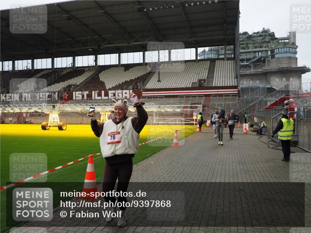 07.12.2025 - St. Pauli X-Mass-Run No. 15 Fabian Wolf http://msf.ph/oto/9397868 07.12.2025 10:47:38 Ziel 60, 78, 309, 522, 523, 1182, 1847, 1848, 1863, 2490, 2566, 2690, 3101, 3102, 3104, 3105, 3360, 4615, 4618, 4853, 4868, 4869 meine-sportfotos.de