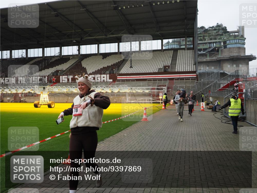 07.12.2025 - St. Pauli X-Mass-Run No. 15 Fabian Wolf http://msf.ph/oto/9397869 07.12.2025 10:47:38 Ziel 60, 78, 309, 522, 523, 1182, 1847, 1848, 1863, 2490, 2566, 2690, 3101, 3102, 3104, 3105, 3360, 4615, 4618, 4853, 4868, 4869 meine-sportfotos.de