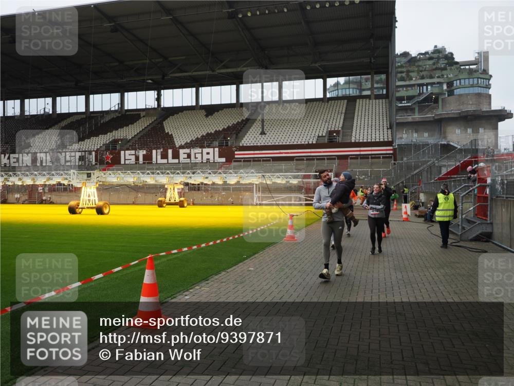 07.12.2025 - St. Pauli X-Mass-Run No. 15 Fabian Wolf http://msf.ph/oto/9397871 07.12.2025 10:47:40 Ziel 60, 78, 1182, 1555, 1847, 1848, 1863, 2490, 2566, 2690, 3101, 3102, 3104, 3105, 4072, 4615, 4618, 4853, 4868, 4869 meine-sportfotos.de