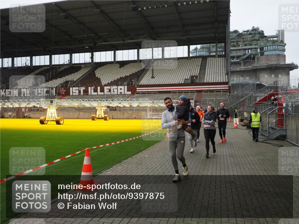 07.12.2025 - St. Pauli X-Mass-Run No. 15 Fabian Wolf http://msf.ph/oto/9397875 07.12.2025 10:47:41 Ziel 78, 1182, 1555, 1847, 1848, 1863, 2490, 2566, 2690, 3101, 3102, 3104, 3105, 4072, 4615, 4618, 4853, 4868, 4869 meine-sportfotos.de