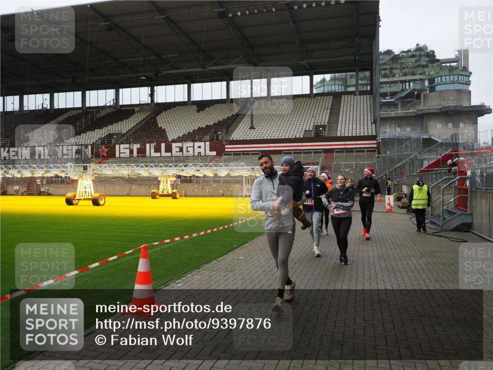 07.12.2025 - St. Pauli X-Mass-Run No. 15 Fabian Wolf http://msf.ph/oto/9397876 07.12.2025 10:47:41 Ziel 78, 1182, 1555, 1847, 1848, 1863, 2490, 2566, 2690, 3101, 3102, 3104, 3105, 4072, 4615, 4618, 4853, 4868, 4869 meine-sportfotos.de