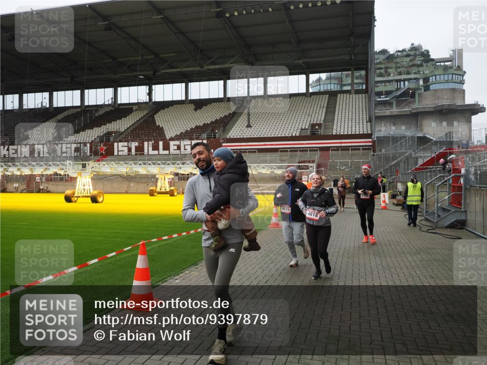 07.12.2025 - St. Pauli X-Mass-Run No. 15 Fabian Wolf http://msf.ph/oto/9397879 07.12.2025 10:47:42 Ziel 78, 1182, 1555, 2490, 2566, 2690, 3101, 3102, 3104, 3105, 4072, 4615, 4618, 4853, 4868, 4869 meine-sportfotos.de