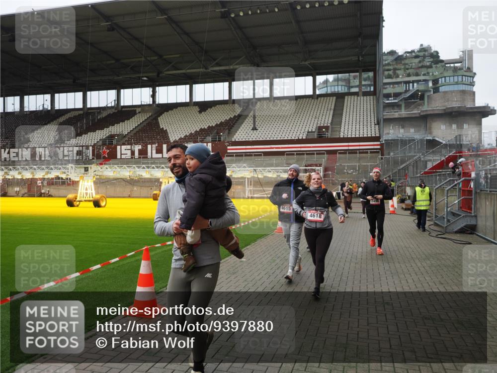 07.12.2025 - St. Pauli X-Mass-Run No. 15 Fabian Wolf http://msf.ph/oto/9397880 07.12.2025 10:47:42 Ziel 78, 1182, 1555, 2490, 2566, 2690, 3101, 3102, 3104, 3105, 4072, 4615, 4618, 4853, 4868, 4869 meine-sportfotos.de