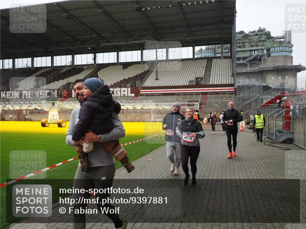 07.12.2025 - St. Pauli X-Mass-Run No. 15 Fabian Wolf http://msf.ph/oto/9397881 07.12.2025 10:47:42 Ziel 78, 1182, 1555, 2490, 2566, 2690, 3101, 3102, 3104, 3105, 4072, 4615, 4618, 4853, 4868, 4869 meine-sportfotos.de