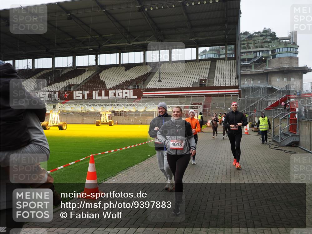 07.12.2025 - St. Pauli X-Mass-Run No. 15 Fabian Wolf http://msf.ph/oto/9397883 07.12.2025 10:47:42 Ziel 78, 1182, 1555, 2490, 2566, 2690, 3101, 3102, 3104, 3105, 4072, 4615, 4618, 4853, 4868, 4869 meine-sportfotos.de
