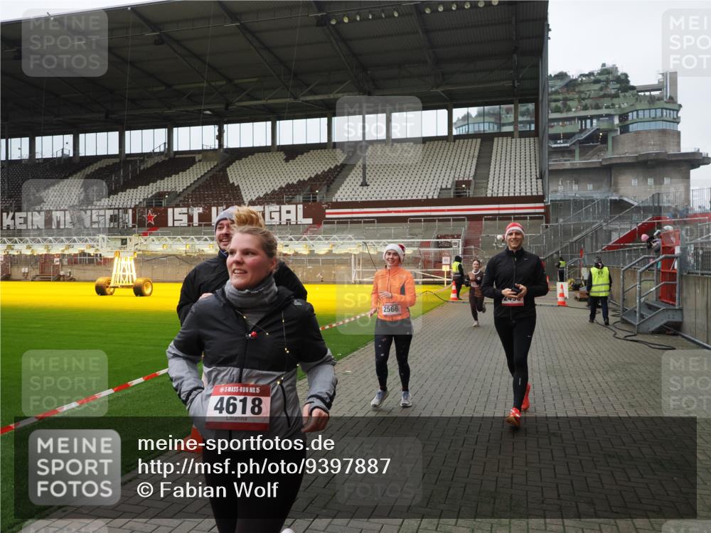 07.12.2025 - St. Pauli X-Mass-Run No. 15 Fabian Wolf http://msf.ph/oto/9397887 07.12.2025 10:47:43 Ziel 78, 1555, 2490, 2566, 2690, 3101, 3102, 3104, 3105, 4072, 4615, 4618, 4863, 4869 meine-sportfotos.de