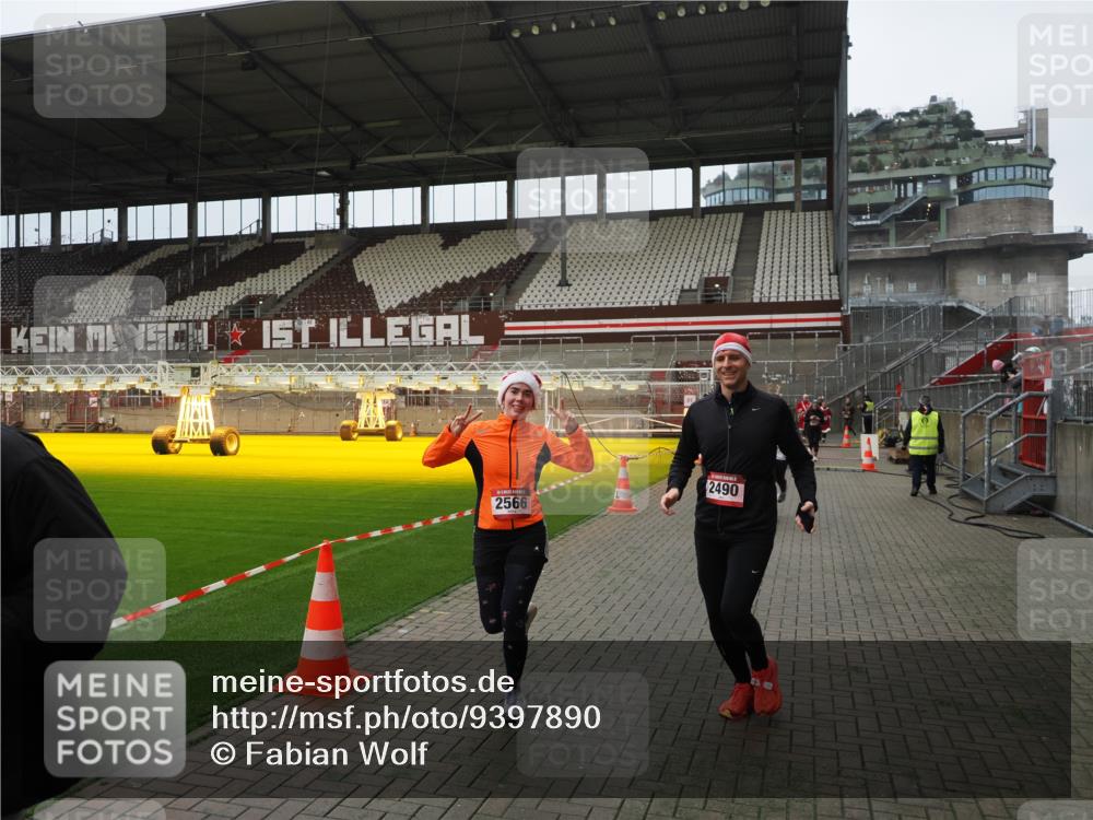07.12.2025 - St. Pauli X-Mass-Run No. 15 Fabian Wolf http://msf.ph/oto/9397890 07.12.2025 10:47:44 Ziel 78, 1555, 2490, 2566, 2690, 3104, 3105, 4072, 4615, 4618, 4863 meine-sportfotos.de