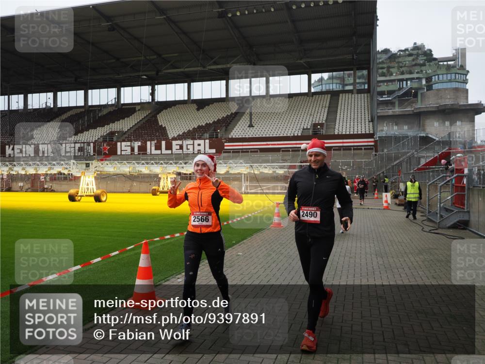 07.12.2025 - St. Pauli X-Mass-Run No. 15 Fabian Wolf http://msf.ph/oto/9397891 07.12.2025 10:47:44 Ziel 78, 1555, 2490, 2566, 2690, 3104, 3105, 4072, 4615, 4618, 4863 meine-sportfotos.de