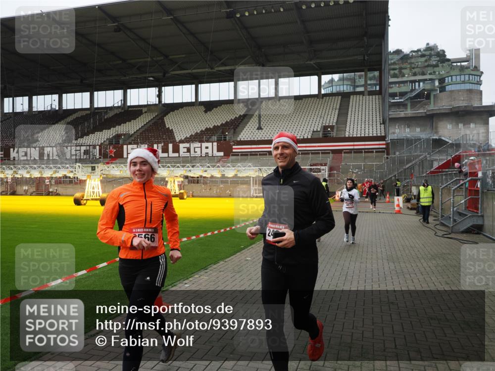 07.12.2025 - St. Pauli X-Mass-Run No. 15 Fabian Wolf http://msf.ph/oto/9397893 07.12.2025 10:47:44 Ziel 78, 1555, 2490, 2566, 2690, 3104, 3105, 4072, 4615, 4618, 4863 meine-sportfotos.de