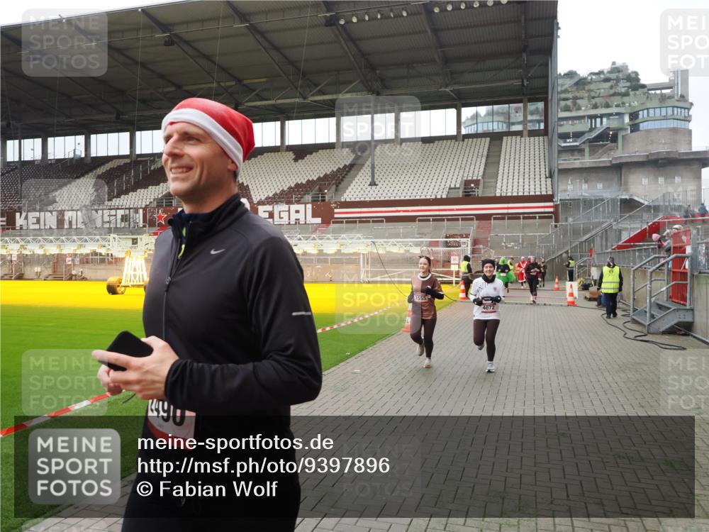 07.12.2025 - St. Pauli X-Mass-Run No. 15 Fabian Wolf http://msf.ph/oto/9397896 07.12.2025 10:47:45 Ziel 78, 282, 1555, 2490, 2566, 2690, 4072, 4615, 4618, 4863 meine-sportfotos.de