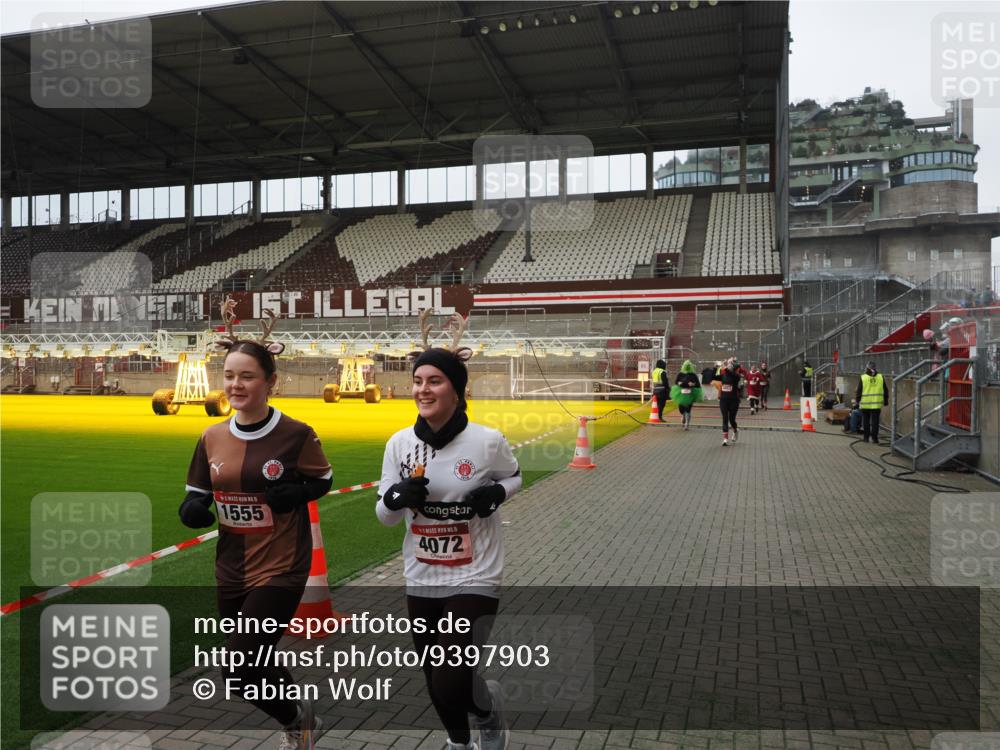 07.12.2025 - St. Pauli X-Mass-Run No. 15 Fabian Wolf http://msf.ph/oto/9397903 07.12.2025 10:47:47 Ziel 282, 513, 553, 1555, 2490, 2566, 2690, 4072, 4615, 4618, 4863 meine-sportfotos.de