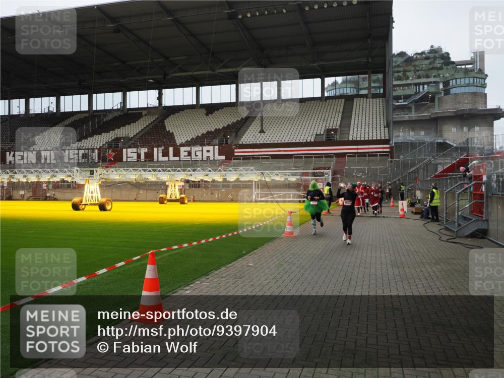 07.12.2025 - St. Pauli X-Mass-Run No. 15 Fabian Wolf http://msf.ph/oto/9397904 07.12.2025 10:47:49 Ziel 282, 513, 553, 1555, 2490, 2566, 2608, 2611, 2690, 4072, 4615, 4618, 4863 meine-sportfotos.de