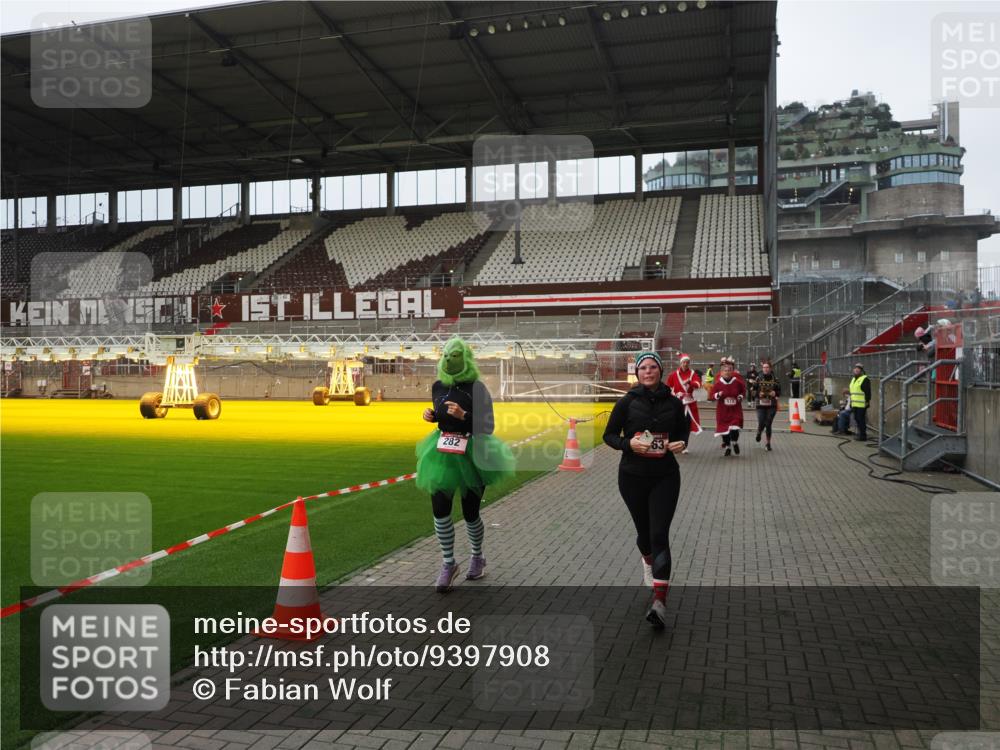 07.12.2025 - St. Pauli X-Mass-Run No. 15 Fabian Wolf http://msf.ph/oto/9397908 07.12.2025 10:47:52 Ziel 282, 513, 553, 1555, 2490, 2566, 2608, 2611, 2690, 4072, 4615, 4618, 4863 meine-sportfotos.de