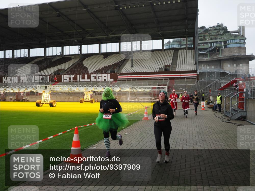07.12.2025 - St. Pauli X-Mass-Run No. 15 Fabian Wolf http://msf.ph/oto/9397909 07.12.2025 10:47:52 Ziel 282, 513, 553, 1555, 2490, 2566, 2608, 2611, 2690, 4072, 4615, 4618, 4863 meine-sportfotos.de