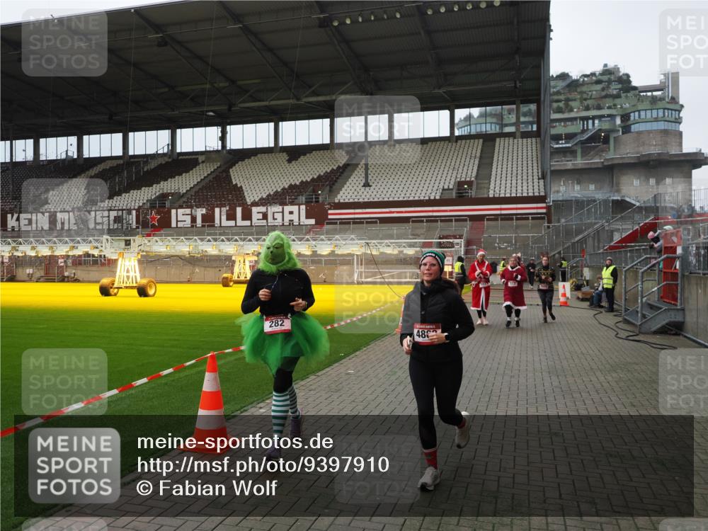 07.12.2025 - St. Pauli X-Mass-Run No. 15 Fabian Wolf http://msf.ph/oto/9397910 07.12.2025 10:47:52 Ziel 282, 513, 553, 1555, 2490, 2566, 2608, 2611, 2690, 4072, 4615, 4618, 4863 meine-sportfotos.de