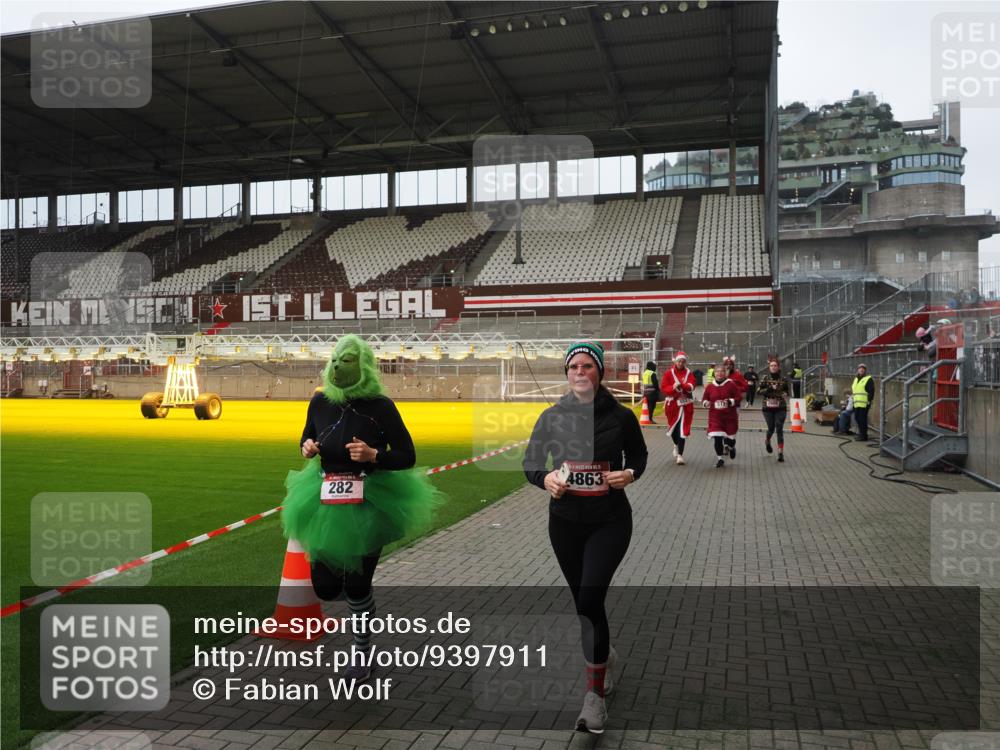 07.12.2025 - St. Pauli X-Mass-Run No. 15 Fabian Wolf http://msf.ph/oto/9397911 07.12.2025 10:47:52 Ziel 282, 513, 553, 1555, 2490, 2566, 2608, 2611, 2690, 4072, 4615, 4618, 4863 meine-sportfotos.de