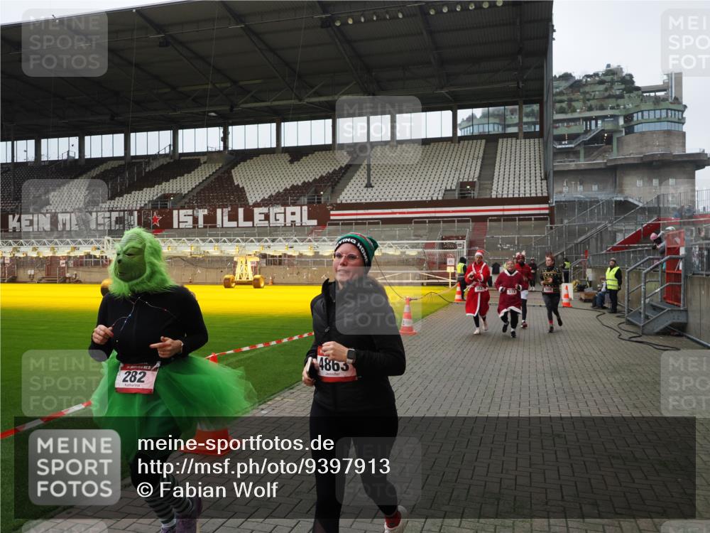 07.12.2025 - St. Pauli X-Mass-Run No. 15 Fabian Wolf http://msf.ph/oto/9397913 07.12.2025 10:47:53 Ziel 282, 513, 553, 1555, 2490, 2566, 2608, 2611, 4072, 4615, 4618, 4863 meine-sportfotos.de