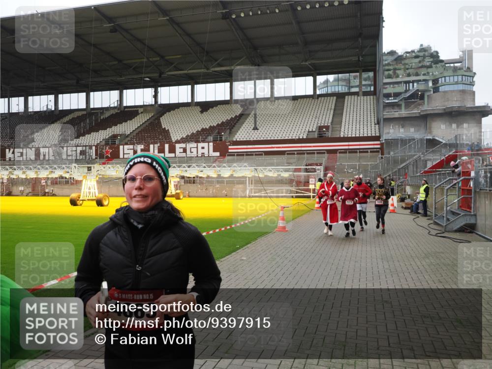 07.12.2025 - St. Pauli X-Mass-Run No. 15 Fabian Wolf http://msf.ph/oto/9397915 07.12.2025 10:47:53 Ziel 282, 513, 553, 1555, 2490, 2566, 2608, 2611, 4072, 4615, 4618, 4863 meine-sportfotos.de