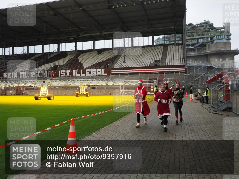 07.12.2025 - St. Pauli X-Mass-Run No. 15 Fabian Wolf http://msf.ph/oto/9397916 07.12.2025 10:47:55 Ziel 282, 472, 513, 553, 1555, 2490, 2566, 2608, 2611, 4072, 4863 meine-sportfotos.de