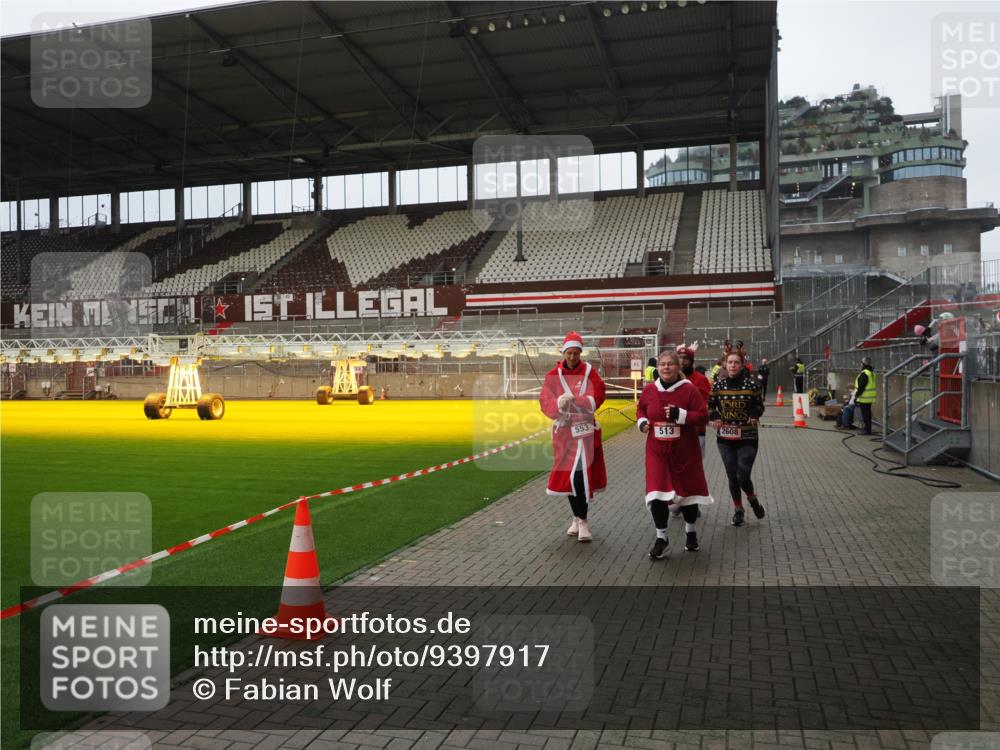 07.12.2025 - St. Pauli X-Mass-Run No. 15 Fabian Wolf http://msf.ph/oto/9397917 07.12.2025 10:47:55 Ziel 282, 472, 513, 553, 1555, 2490, 2566, 2608, 2611, 4072, 4863 meine-sportfotos.de