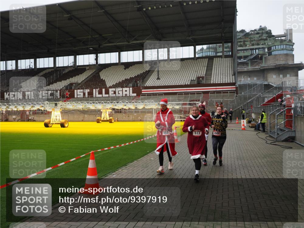 07.12.2025 - St. Pauli X-Mass-Run No. 15 Fabian Wolf http://msf.ph/oto/9397919 07.12.2025 10:47:55 Ziel 282, 472, 513, 553, 1555, 2490, 2566, 2608, 2611, 4072, 4863 meine-sportfotos.de