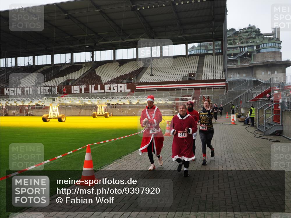 07.12.2025 - St. Pauli X-Mass-Run No. 15 Fabian Wolf http://msf.ph/oto/9397920 07.12.2025 10:47:56 Ziel 282, 472, 513, 553, 1555, 2608, 2611, 4072, 4863 meine-sportfotos.de