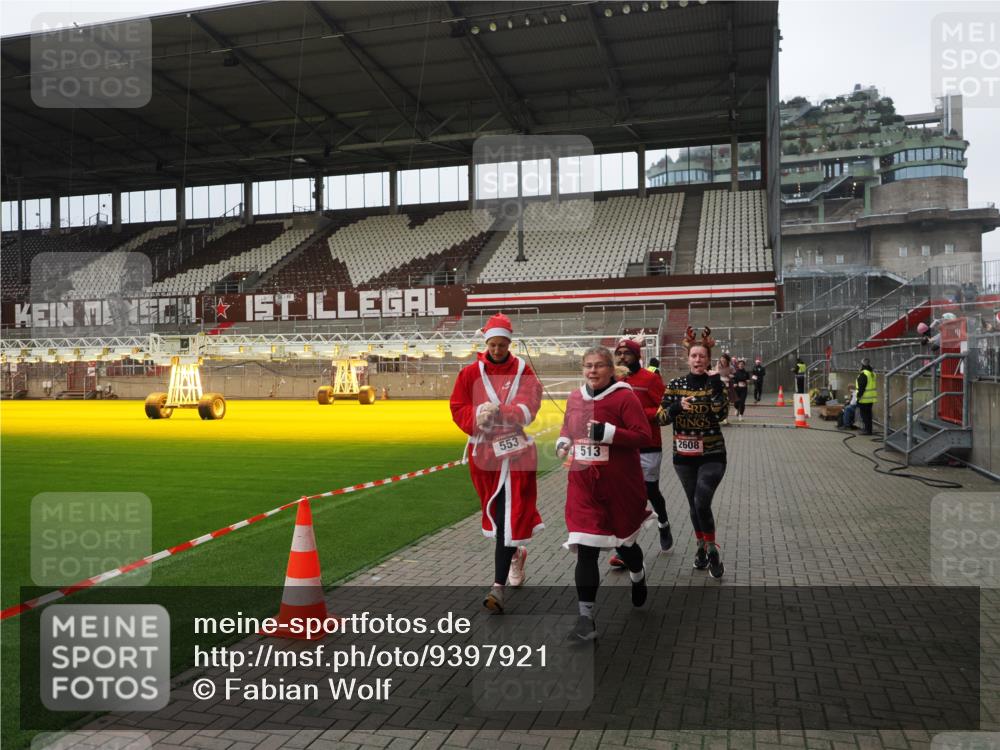 07.12.2025 - St. Pauli X-Mass-Run No. 15 Fabian Wolf http://msf.ph/oto/9397921 07.12.2025 10:47:56 Ziel 282, 472, 513, 553, 1555, 2608, 2611, 4072, 4863 meine-sportfotos.de