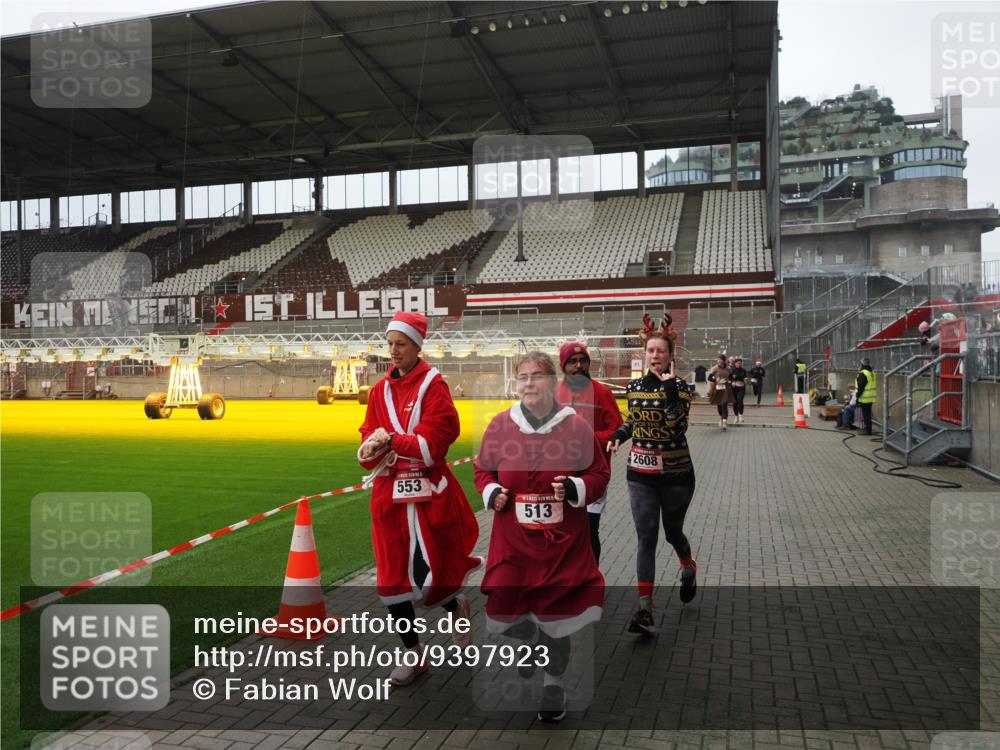 07.12.2025 - St. Pauli X-Mass-Run No. 15 Fabian Wolf http://msf.ph/oto/9397923 07.12.2025 10:47:56 Ziel 282, 472, 513, 553, 1555, 2608, 2611, 4072, 4863 meine-sportfotos.de