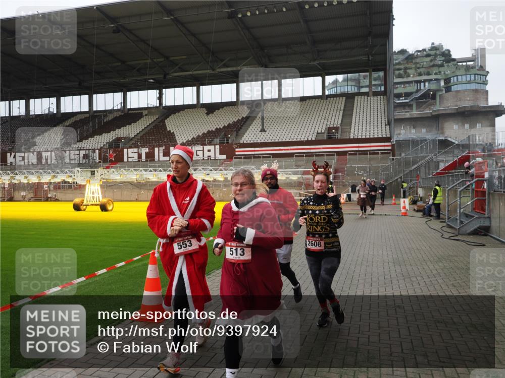 07.12.2025 - St. Pauli X-Mass-Run No. 15 Fabian Wolf http://msf.ph/oto/9397924 07.12.2025 10:47:57 Ziel 282, 472, 513, 553, 1555, 2608, 2611, 4072, 4863 meine-sportfotos.de