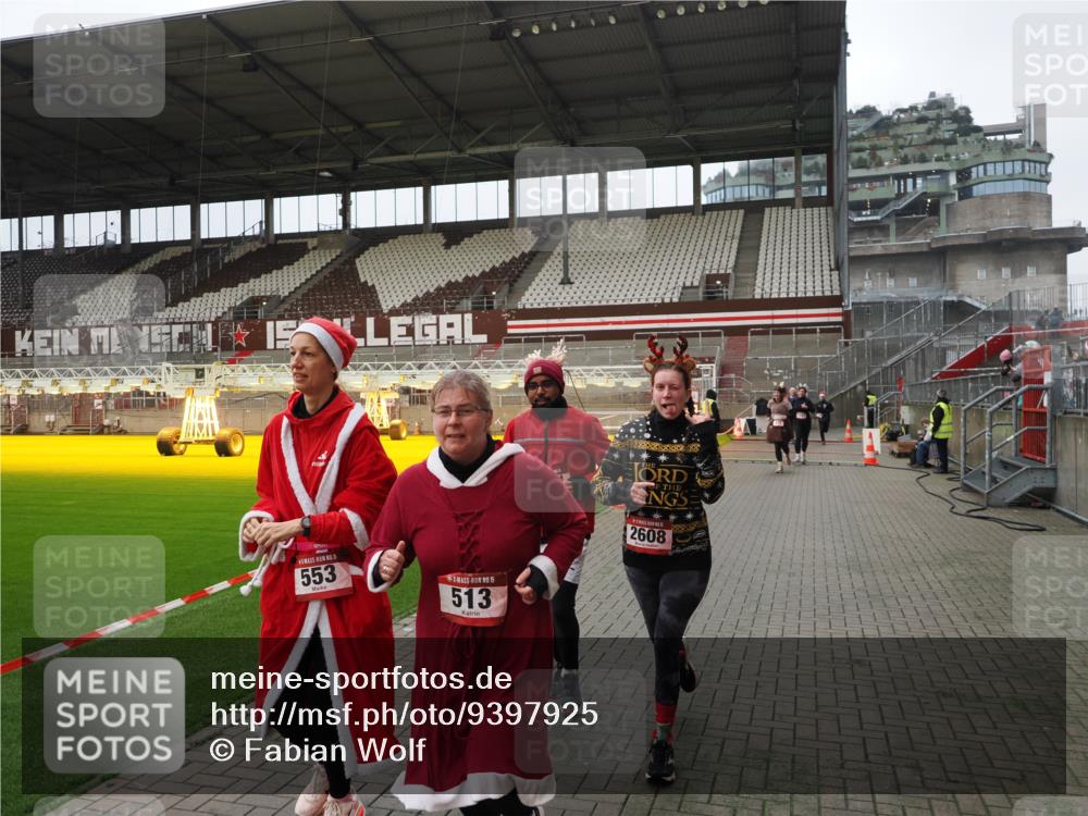 07.12.2025 - St. Pauli X-Mass-Run No. 15 Fabian Wolf http://msf.ph/oto/9397925 07.12.2025 10:47:57 Ziel 282, 472, 513, 553, 1555, 2608, 2611, 4072, 4863 meine-sportfotos.de