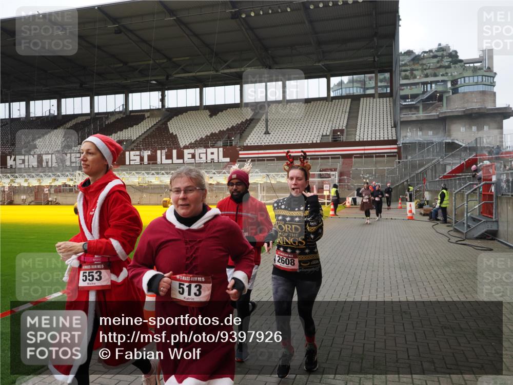 07.12.2025 - St. Pauli X-Mass-Run No. 15 Fabian Wolf http://msf.ph/oto/9397926 07.12.2025 10:47:57 Ziel 282, 472, 513, 553, 1555, 2608, 2611, 4072, 4863 meine-sportfotos.de