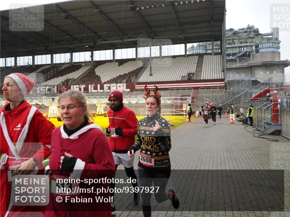 07.12.2025 - St. Pauli X-Mass-Run No. 15 Fabian Wolf http://msf.ph/oto/9397927 07.12.2025 10:47:57 Ziel 282, 472, 513, 553, 1555, 2608, 2611, 4072, 4863 meine-sportfotos.de