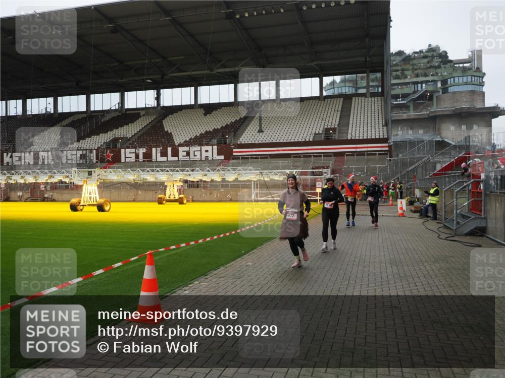 07.12.2025 - St. Pauli X-Mass-Run No. 15 Fabian Wolf http://msf.ph/oto/9397929 07.12.2025 10:48:01 Ziel 282, 472, 513, 553, 2146, 2147, 2608, 2611, 4863 meine-sportfotos.de