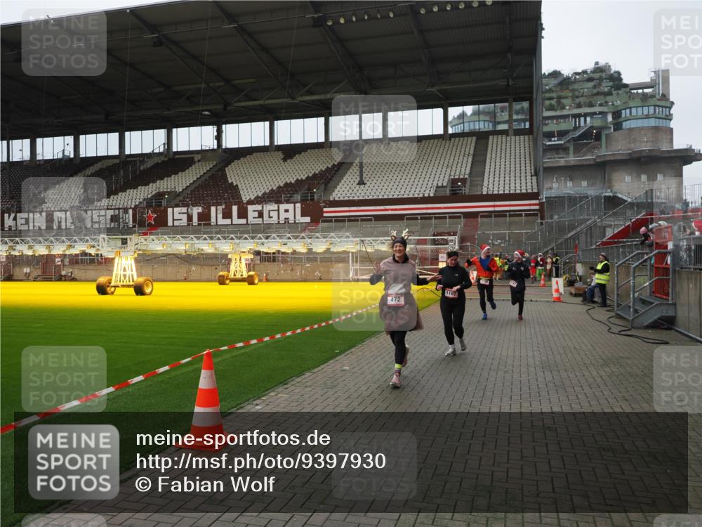 07.12.2025 - St. Pauli X-Mass-Run No. 15 Fabian Wolf http://msf.ph/oto/9397930 07.12.2025 10:48:01 Ziel 282, 472, 513, 553, 2146, 2147, 2608, 2611, 4863 meine-sportfotos.de