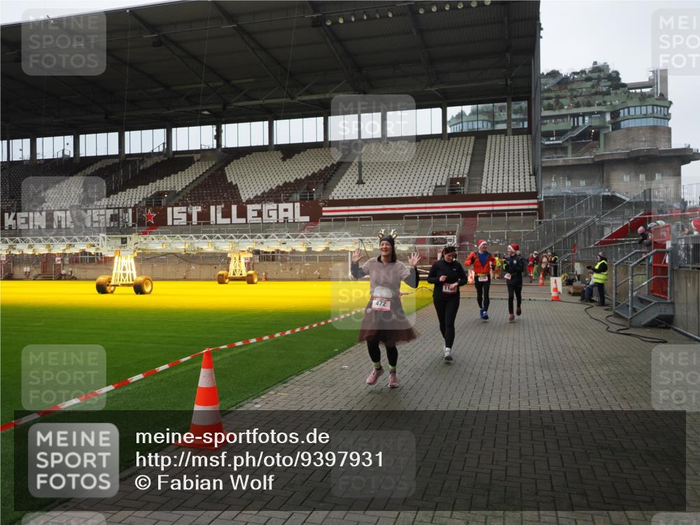 07.12.2025 - St. Pauli X-Mass-Run No. 15 Fabian Wolf http://msf.ph/oto/9397931 07.12.2025 10:48:01 Ziel 282, 472, 513, 553, 2146, 2147, 2608, 2611, 4863 meine-sportfotos.de