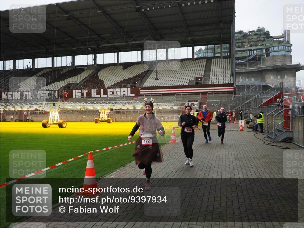07.12.2025 - St. Pauli X-Mass-Run No. 15 Fabian Wolf http://msf.ph/oto/9397934 07.12.2025 10:48:02 Ziel 282, 472, 513, 553, 1195, 2146, 2147, 2608, 2611, 4863 meine-sportfotos.de