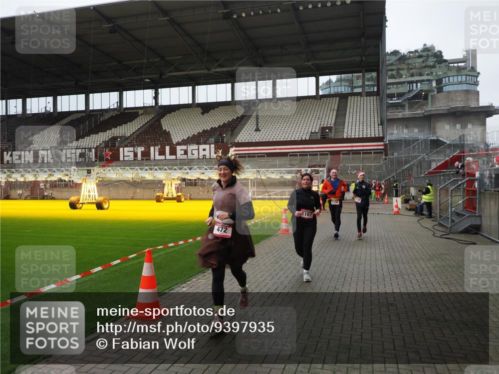 07.12.2025 - St. Pauli X-Mass-Run No. 15 Fabian Wolf http://msf.ph/oto/9397935 07.12.2025 10:48:02 Ziel 282, 472, 513, 553, 1195, 2146, 2147, 2608, 2611, 4863 meine-sportfotos.de