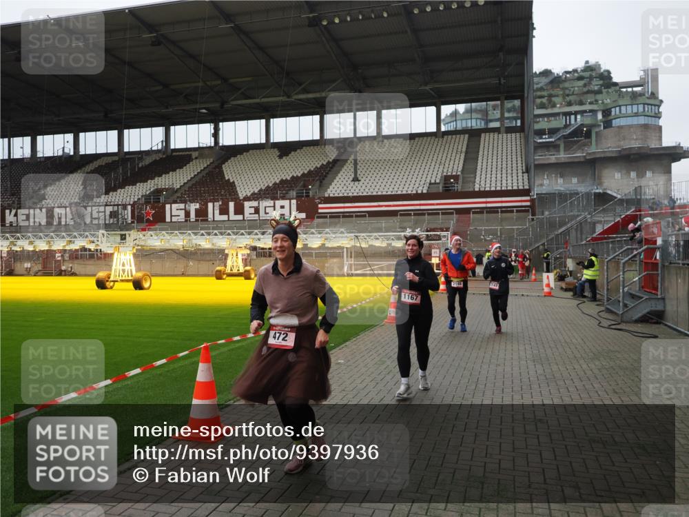 07.12.2025 - St. Pauli X-Mass-Run No. 15 Fabian Wolf http://msf.ph/oto/9397936 07.12.2025 10:48:02 Ziel 282, 472, 513, 553, 1195, 2146, 2147, 2608, 2611, 4863 meine-sportfotos.de