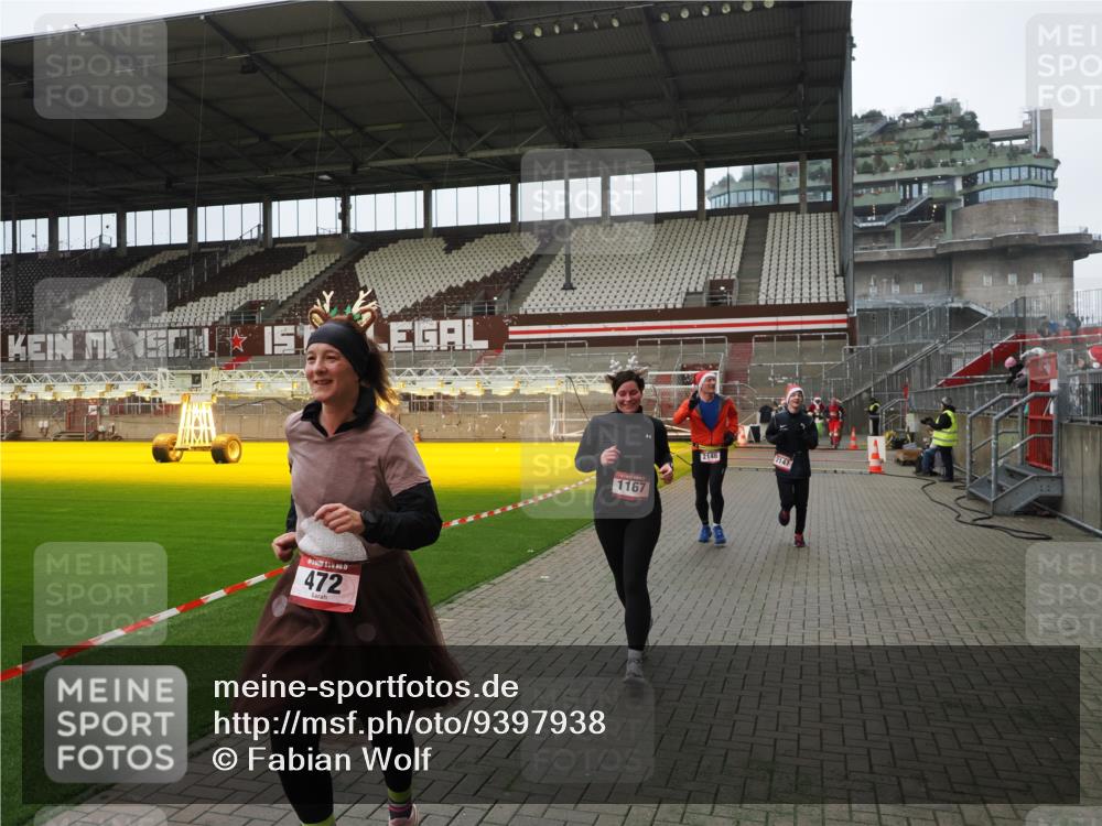 07.12.2025 - St. Pauli X-Mass-Run No. 15 Fabian Wolf http://msf.ph/oto/9397938 07.12.2025 10:48:03 Ziel 282, 472, 513, 553, 1195, 2146, 2147, 2608, 2611, 4863 meine-sportfotos.de
