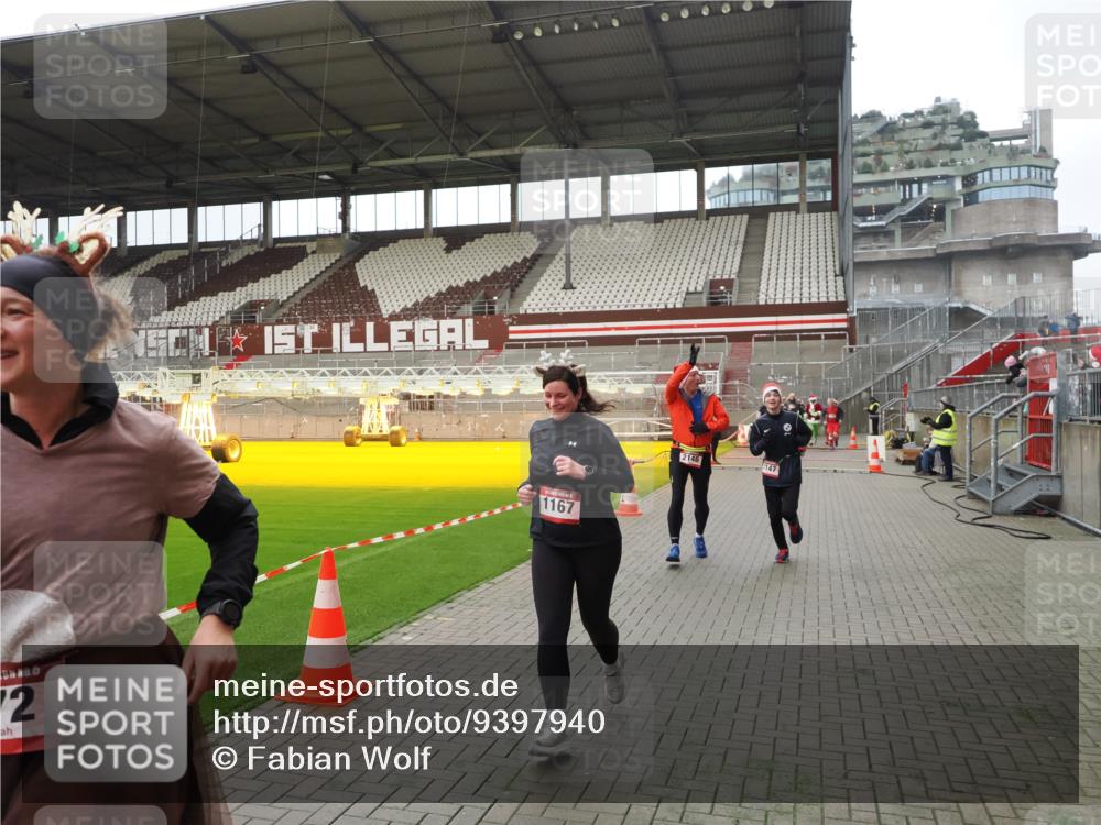 07.12.2025 - St. Pauli X-Mass-Run No. 15 Fabian Wolf http://msf.ph/oto/9397940 07.12.2025 10:48:03 Ziel 282, 472, 513, 553, 1195, 2146, 2147, 2608, 2611, 4863 meine-sportfotos.de