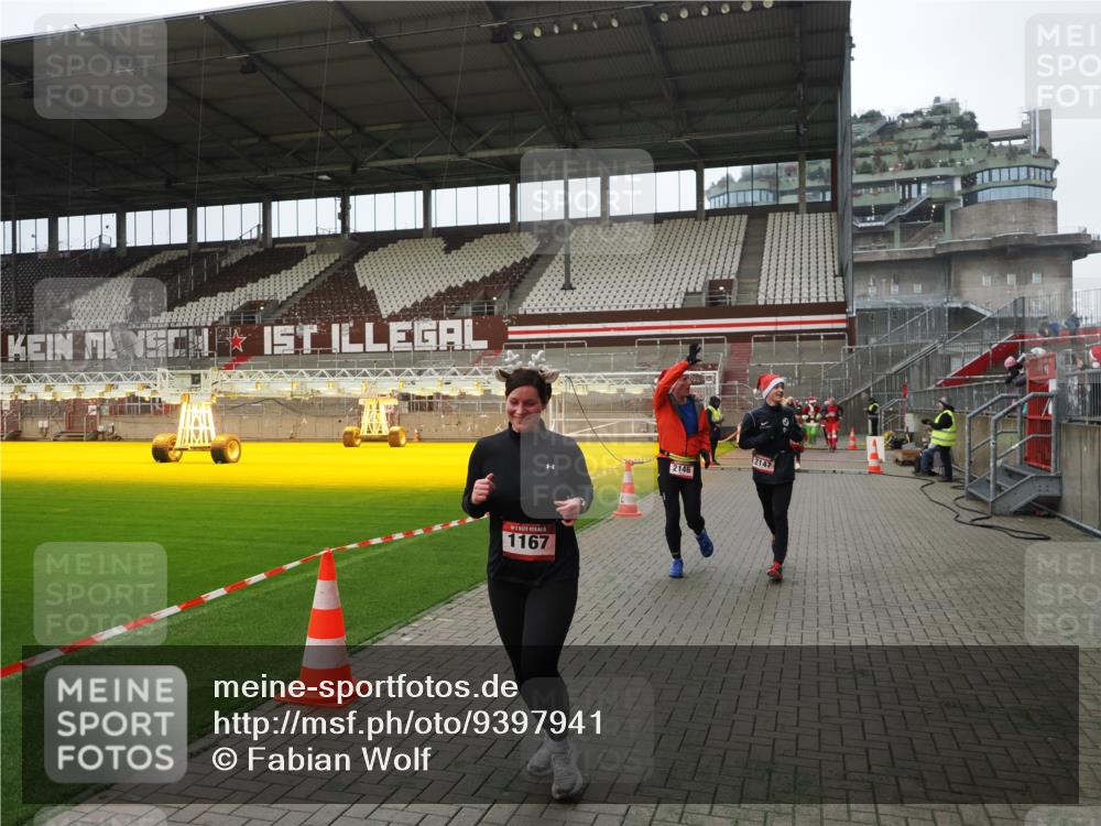 07.12.2025 - St. Pauli X-Mass-Run No. 15 Fabian Wolf http://msf.ph/oto/9397941 07.12.2025 10:48:03 Ziel 282, 472, 513, 553, 1195, 2146, 2147, 2608, 2611, 4863 meine-sportfotos.de