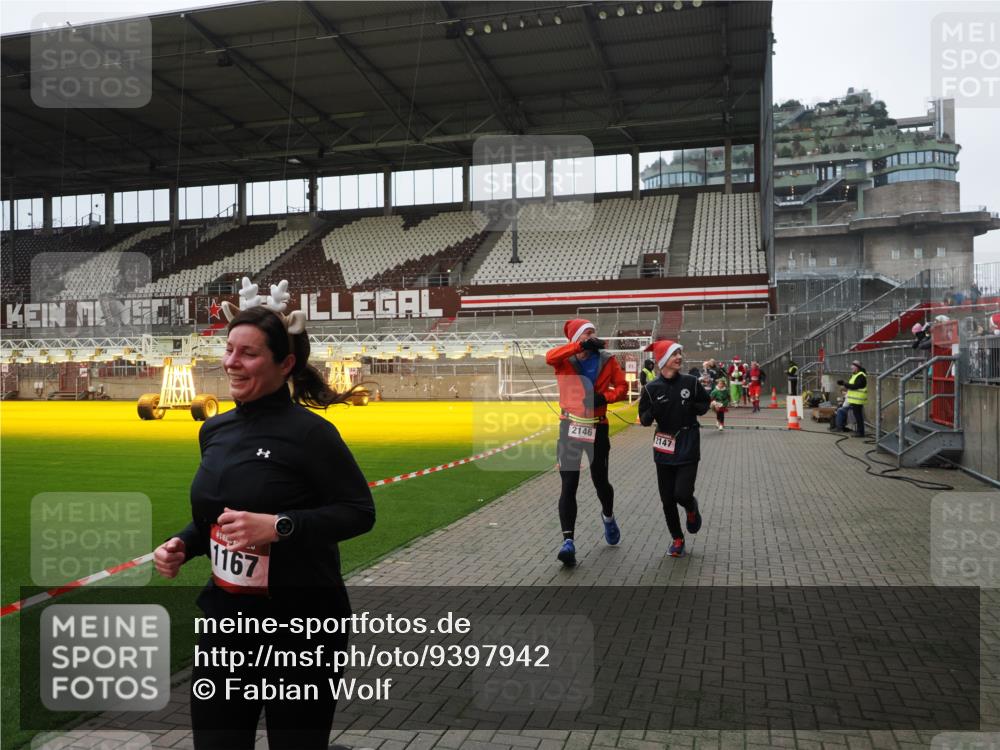 07.12.2025 - St. Pauli X-Mass-Run No. 15 Fabian Wolf http://msf.ph/oto/9397942 07.12.2025 10:48:04 Ziel 282, 472, 513, 553, 1195, 2146, 2147, 2608, 2611 meine-sportfotos.de