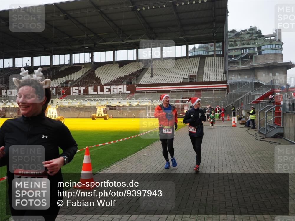 07.12.2025 - St. Pauli X-Mass-Run No. 15 Fabian Wolf http://msf.ph/oto/9397943 07.12.2025 10:48:04 Ziel 282, 472, 513, 553, 1195, 2146, 2147, 2608, 2611 meine-sportfotos.de