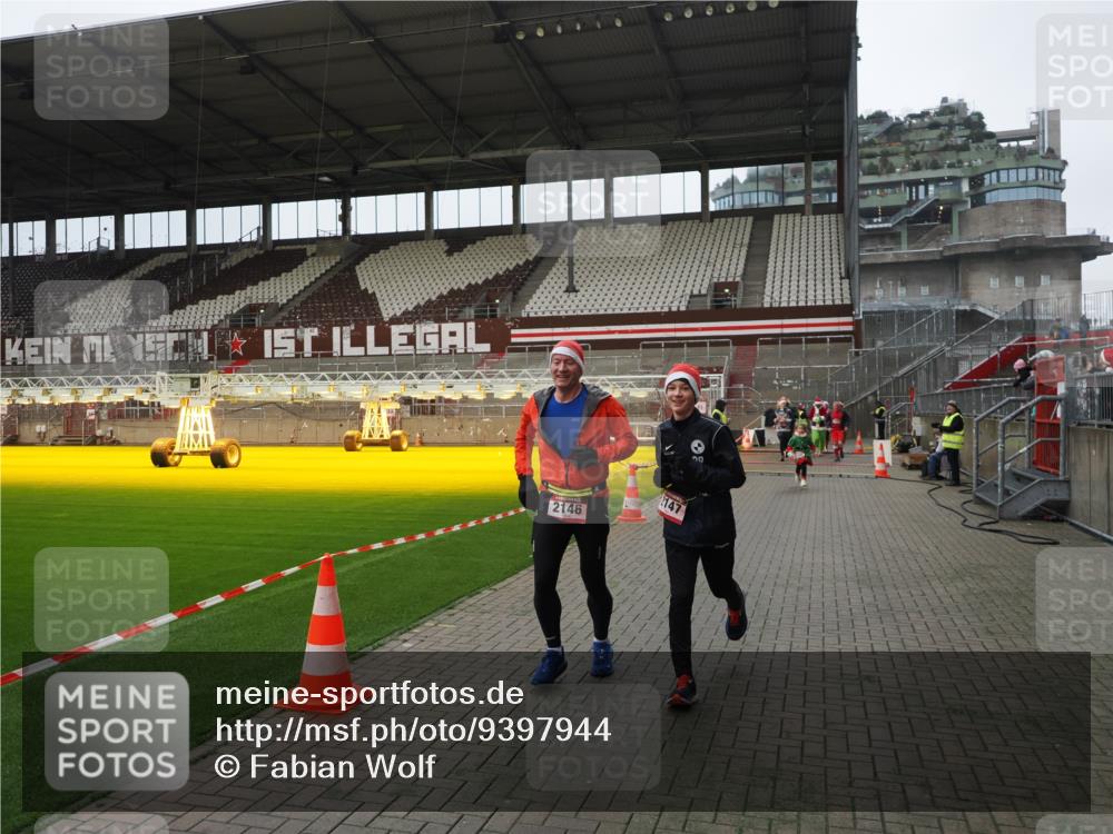 07.12.2025 - St. Pauli X-Mass-Run No. 15 Fabian Wolf http://msf.ph/oto/9397944 07.12.2025 10:48:05 Ziel 282, 472, 513, 553, 1195, 2028, 2146, 2147, 2501, 2608, 2611, 4229 meine-sportfotos.de