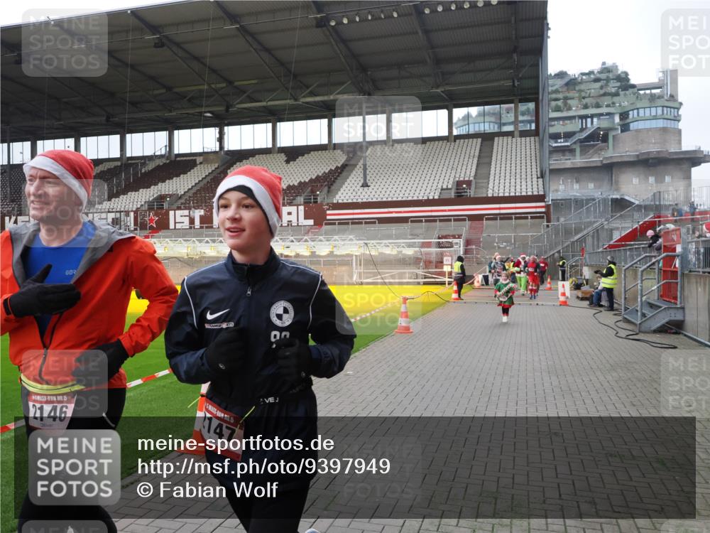 07.12.2025 - St. Pauli X-Mass-Run No. 15 Fabian Wolf http://msf.ph/oto/9397949 07.12.2025 10:48:06 Ziel 472, 513, 553, 1195, 2028, 2146, 2147, 2339, 2501, 2608, 2611, 3018, 3598, 4229 meine-sportfotos.de
